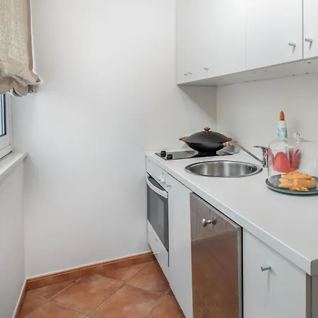 Amazing In Barbat With Kitchen Feriehus