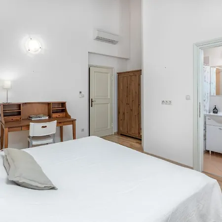 Amazing In Barbat With Kitchen Casa de Férias