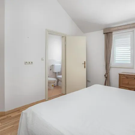 Amazing In Barbat With Kitchen Holiday home *