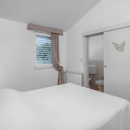 Amazing In Barbat With Kitchen